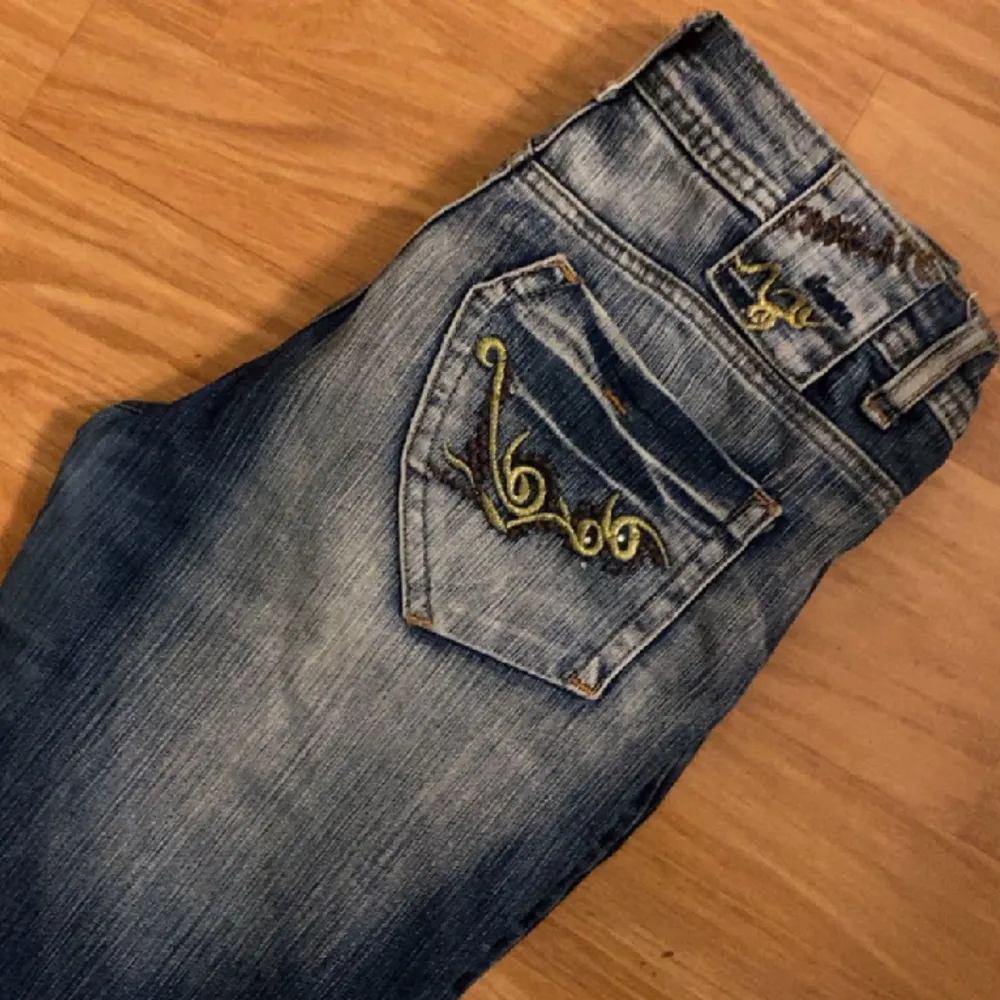 Säljer mina low waisted bootcut jeans jag älskat men nu säljer för dom blivit för stora och det inte längre är min stil. Dom går inte längre och få tag i och köpte dom för 1100kr kr. Jeans & Byxor.