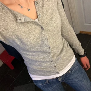 Kofta - INTRESSEKOLL på min kofta i mycket fint skick från stile benetton💞 Köpt för ca 700 kr 