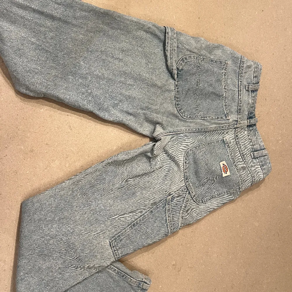Jättefina cargo jeans från Dickies med snygga detaljer! 💕Knappt använda ljusblå jeans utan defekter. Säljer pga fel storlek. Priset kan disskuteras, skriv om du är intresserad!💕💕 Strl: W26. Jeans & Byxor.