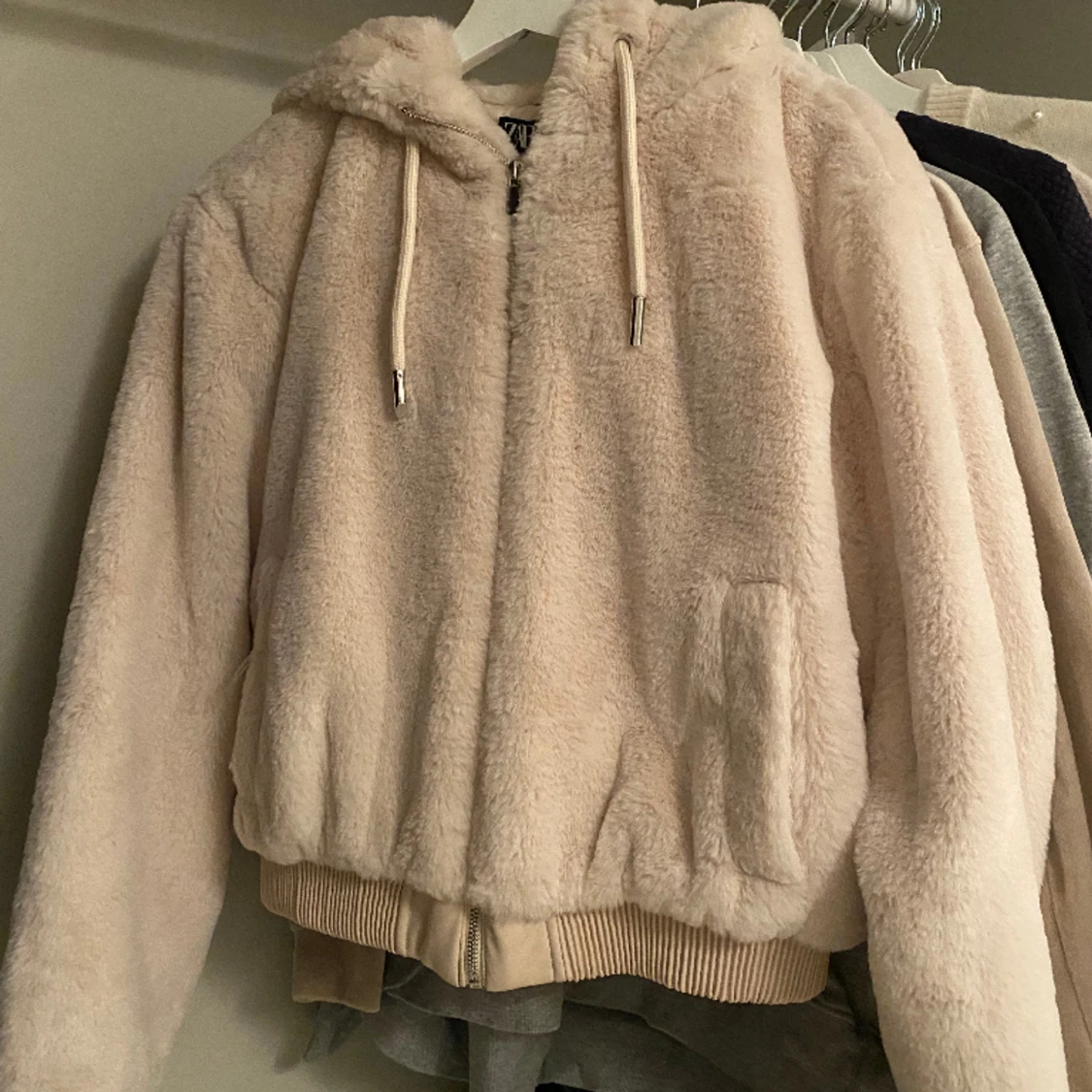 Fluffig Zara jackađ»