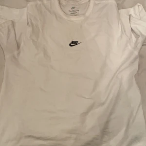 Vit nike t shirt - Vit nike t shirt använd 5 gånger skick 9,5/10, passar även L