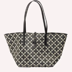 By Malene briger väska - Säljer min malene birger väska i modellen ”Gretah”. Helt oanvänd men har fått en liten fläck i botten av väskan. Jag har även inte med den lilla extra ”necessären” som medföljer.