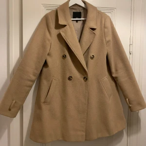 Kappa - Kappa från River Island. Size 12 UK (40/M EU?). Använd men fortfarande i användbart skick, dock sprättat lite på insidan, se bild. 