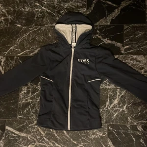 Hugo boss Zip - Hej! Säljer denna Hugo Boss zip hoodie Ganska bra skick! Hör gärna av er om det är några frågor!😊 