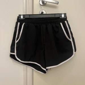 Träningsshorts - aldrig använda, stl M men sitter mer som en S! hör av er om ni har några frågor eller vill ha fler bilder!🤍 köparen står för eventuell frakt