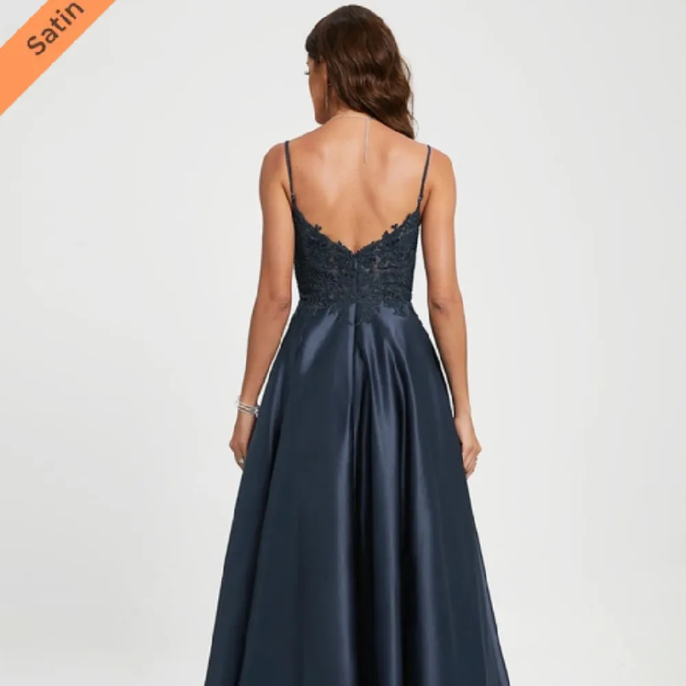 Säljer min älskade balklänning!!😭🎀 Wow vad jag älskar denna klänningen men eftersom balen var den enda gången jag använt den, måste jag säga farväl till den💕 Den är i satin och har fickor!!!!😍 Köpt för 2100 kronor. 💸För referens är jag 158 cm!🥰. Klänningar.