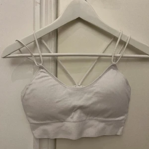 Tränings-bh - säljer denna tränings bh-n då den e lite för liten för mig. det är storlek 38/40 men sitter som en S!helt oanvänd! inga defekter eller fläckar!  hör av er om ni har några frågor eller vill ha fler bilder!🤍 köparen står för eventuell frakt!