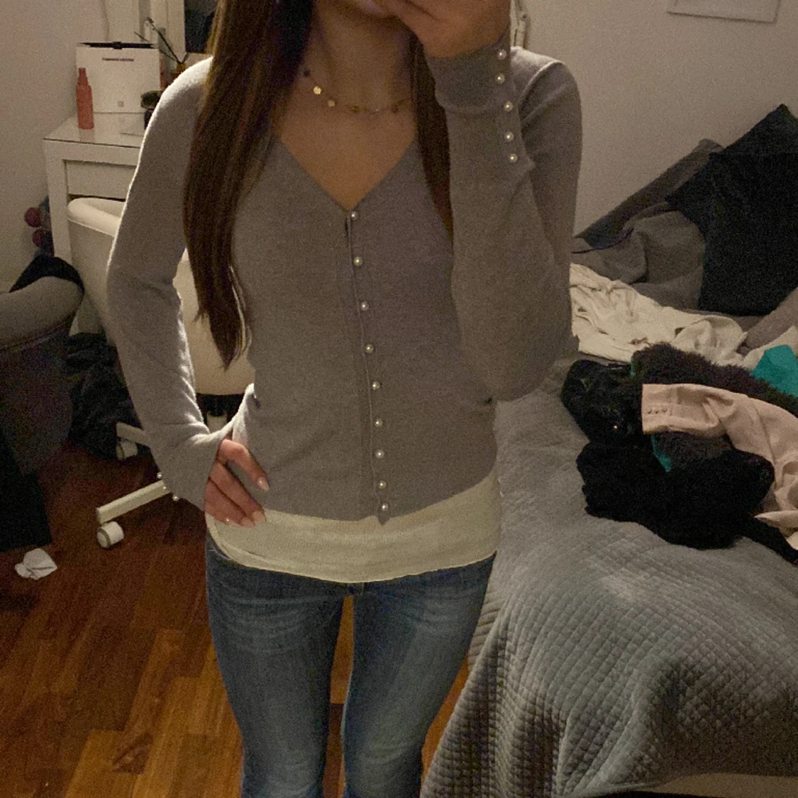 Grå kofta med pärlor 