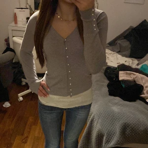 Grå kofta med pärlor  - Jättefin ljusgrå kofta med pärlor köpt i Montenegro och så bra skick! Änvänder knappt så skjut därför! Superfin verkligen