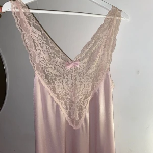 Spets nattlinne - Jättefint ljusrosa nattlinne med spets. Den är lång, går till fötterna på mig ungefär (är 160) 💗💗