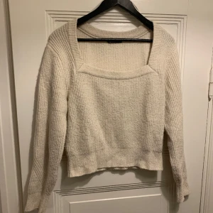 Tröja  - Tröja från Gina Tricot, storlek M. Har små noppor, men annars i gott skick. 💫