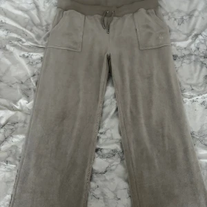 juicy couture  - Säljer nu mina Beiga Juicy cuture byxor för dom använda inte använt 3-4 ggr skaft dom i kanske 4 månader  Där är storlek XL men de passar L
