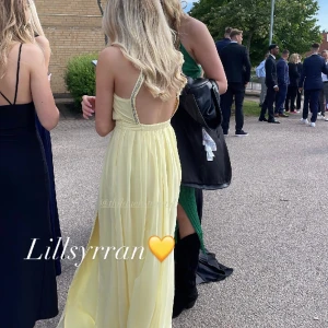 Balklänning  - Jättefin balklänning, som endast använd en gång, i jättefint skick 💛 skicka privat för fler bilder, priset kan diskuteras 