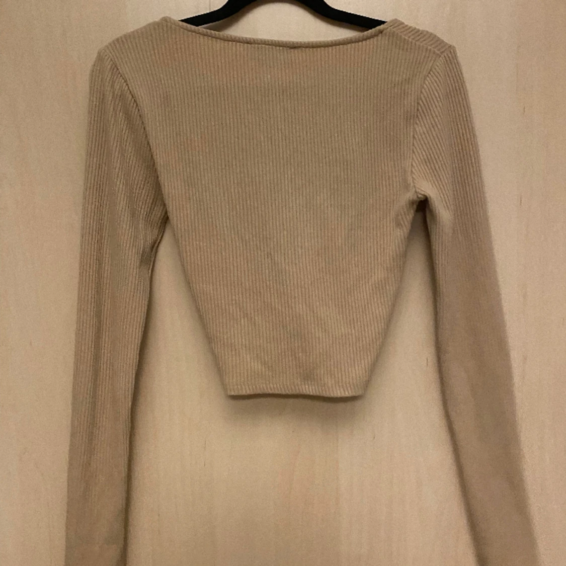 Beige tröja med snören  - 91