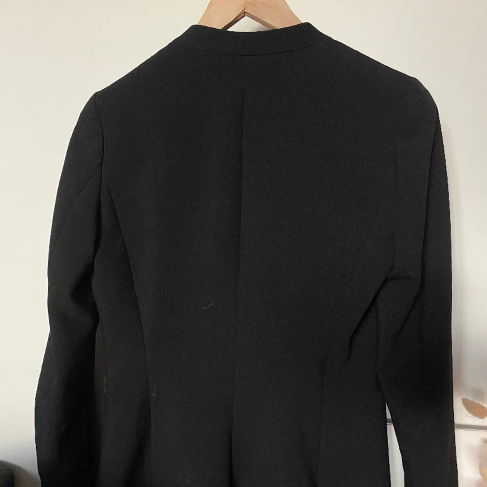 Oversize blazer från zara i fint skick! Säljer då den aldrig kommer till användning . Kostymer.