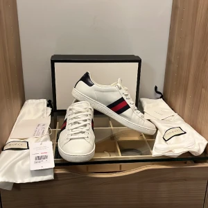 Gucci ace skor - Säljer nu dessa sjukt feta och trendiga gucci ace skor. Nypris ligger på 7000 men mitt pris är 2999. De är i hyfsat bra skick (7/10). Allt OG fås med (se bilder). Äkthetsverifiering medfås vid köp.   