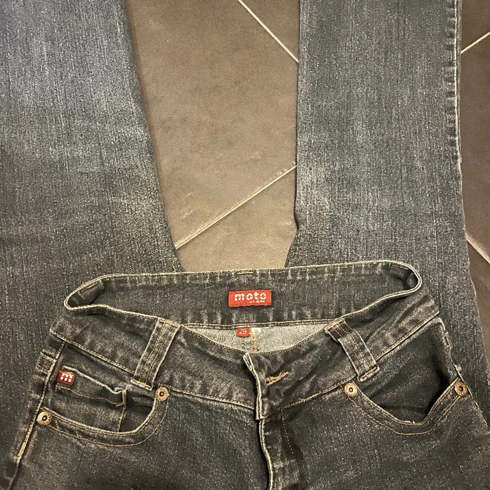 Säljer dessa lågmidjade jeans som jag köpt på secondhand men är tyvärr för korta❤️ pris kan diskuteras  Skulle säga att de passar stolek 36,38. Jeans & Byxor.