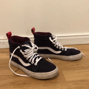 Vans skor  - Säljer dessa mörkblå vans skor med röda detaljer, använda men i bra skick! 🩷 Säljer för 150kr + frakt  