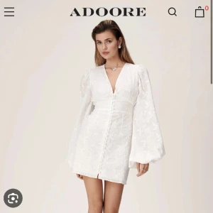 Adoore klänning - Säljer nu min fina studentklänning. Endast använd på studentdagen så i fint skick. Köparen står för frakten.