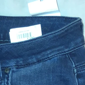 Jeans  - Blå jeans, helt nya med lapparna kvar. 