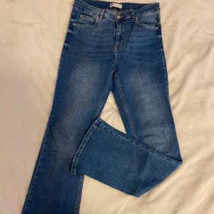 Blåa flare jeans från Gina Tricot. Storlek L. Stretchig material. 