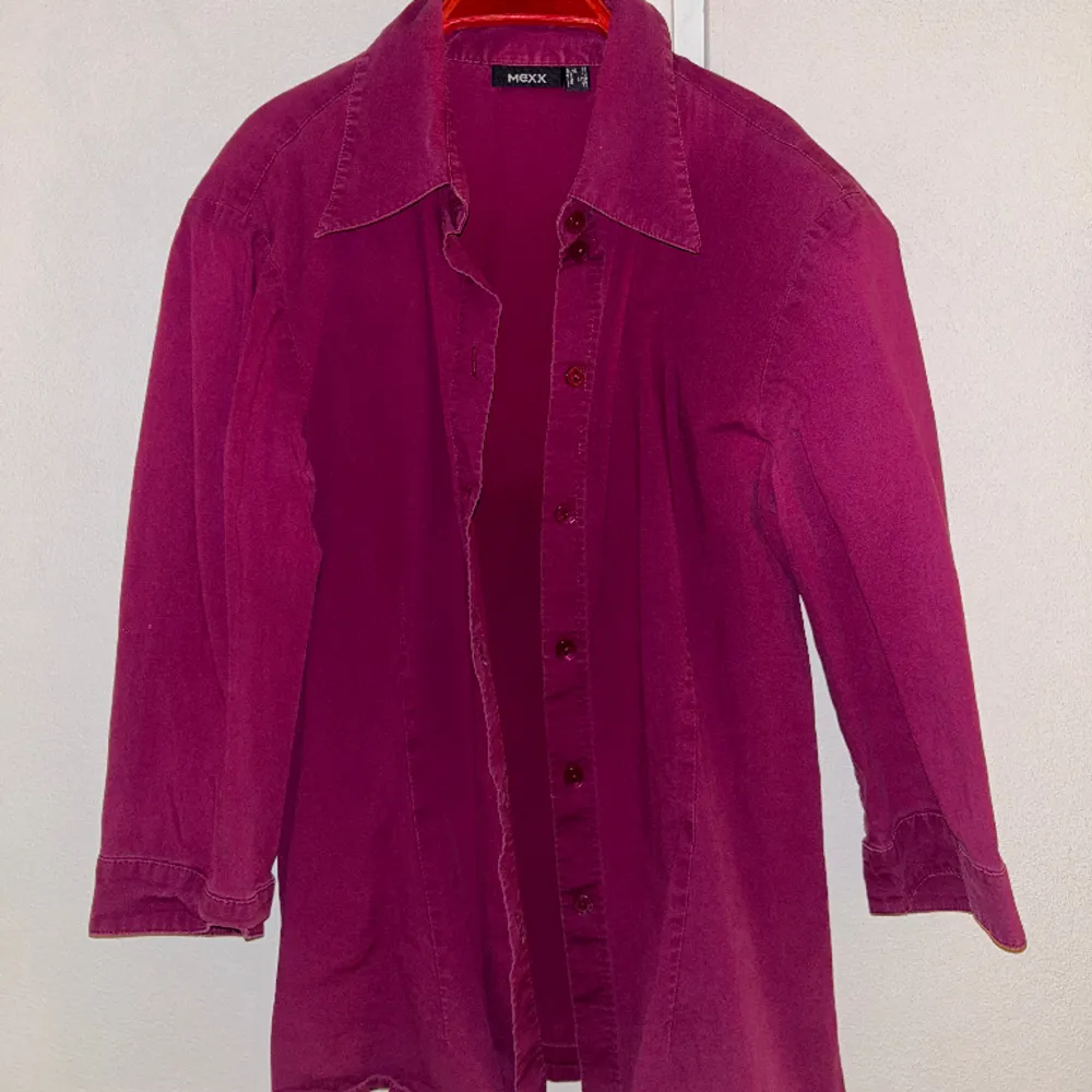 Säljer en trekvartsärmad skjorta i storlek 38 men den sitter som en S. Lila/vinröd färg. Från mexx, så köpt rätt så dyr men säljer billigt för att jag vill bli av med den (har för mycket kläder i min garderob) Skriv vid frågor💗. Skjortor.