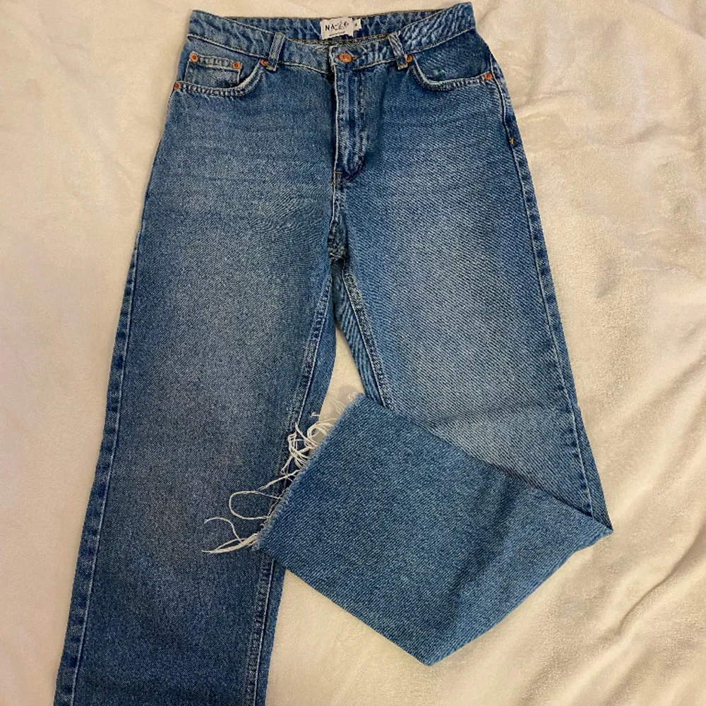Raka jeans med raw cut från NA-KD. Storlek 38. . Jeans & Byxor.