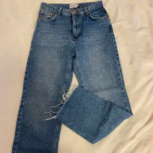 Raka jeans med raw cut från NA-KD. Storlek 38. 