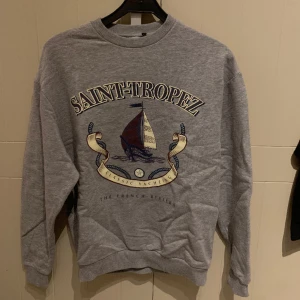 Tröja från asos med tryck - Tröja som aldrig använts, storlek xs, väldigt mjuk på insidan, nypris 349 men säljer för 70kr