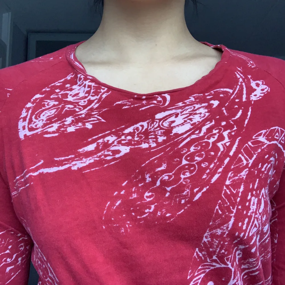 En vacker röd långärmad tröja från Espirit i paisely mönster. Har vida ärmar mot slutet. I storlek L och därav för stor för mig. Tyvärr är den väldigt slapp runt kragen (se bild). . Tröjor & Koftor.