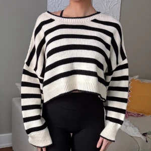 Stickad tröja - En randig superskönt stickad tröja från Stradivarius! Fortfarande väldigt fint skick. Köpt sommaren 2023 men använd fåtal gånger!