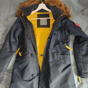 Alpha Industries dam jacka - Bra skick passar dig som är 165cm-175cm Använd ett par gånger men inga defekter.