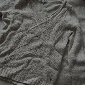 Tröja från Boomerang - Tröja från Boomerang. V-ringad supersöt. Passar utan problem en storlek S också. Nypris är 799kr🪻