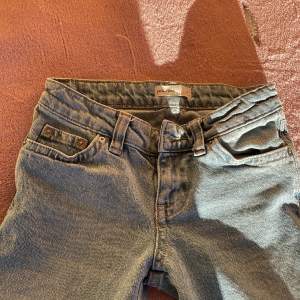 Ett par low waist jeans från Gina avänt en gång är i ny skick säljer dem för köpte i fel storlek , stl 32  Måttet rakt över är 33cm