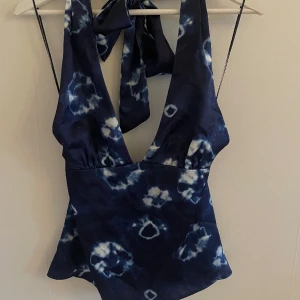 Glansig topp med tie dye  - Helt oanvänd topp från Zara med prislapp kvar  Storlek S Mörkblå  Ganska tight i storleken 