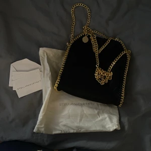 Stella maccartney väska mini - Säljer denna Stella väskan då jag inte tycker om färgen på den❤️ är öppen för byten ( du får me allt på bilden)