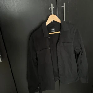 Zara Jeans Jacka svart - Använd 1 gång pga inte min stil, storlek m passar även s relativt liten i storleken