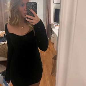 Stickad klänning  - Super snygg festlig stickad klänning!!  Bara testad aldrig andvänd💖 jätte mjuk och skön!  Storlek S