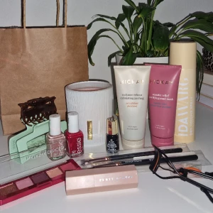 Hudvård smink set - Ida warg torrschampoo, Hickap mud mask, Hickap exfolierande peeling, Rituals doftljus, Nagellack, Hårklämmor, Natasha Denona ögonskuggspalett, Fenty beauty contour Amber, Hickap ögonsskuggsborstar, Linda Hallberg ögonfransböjare. Allt testat/oöppnad