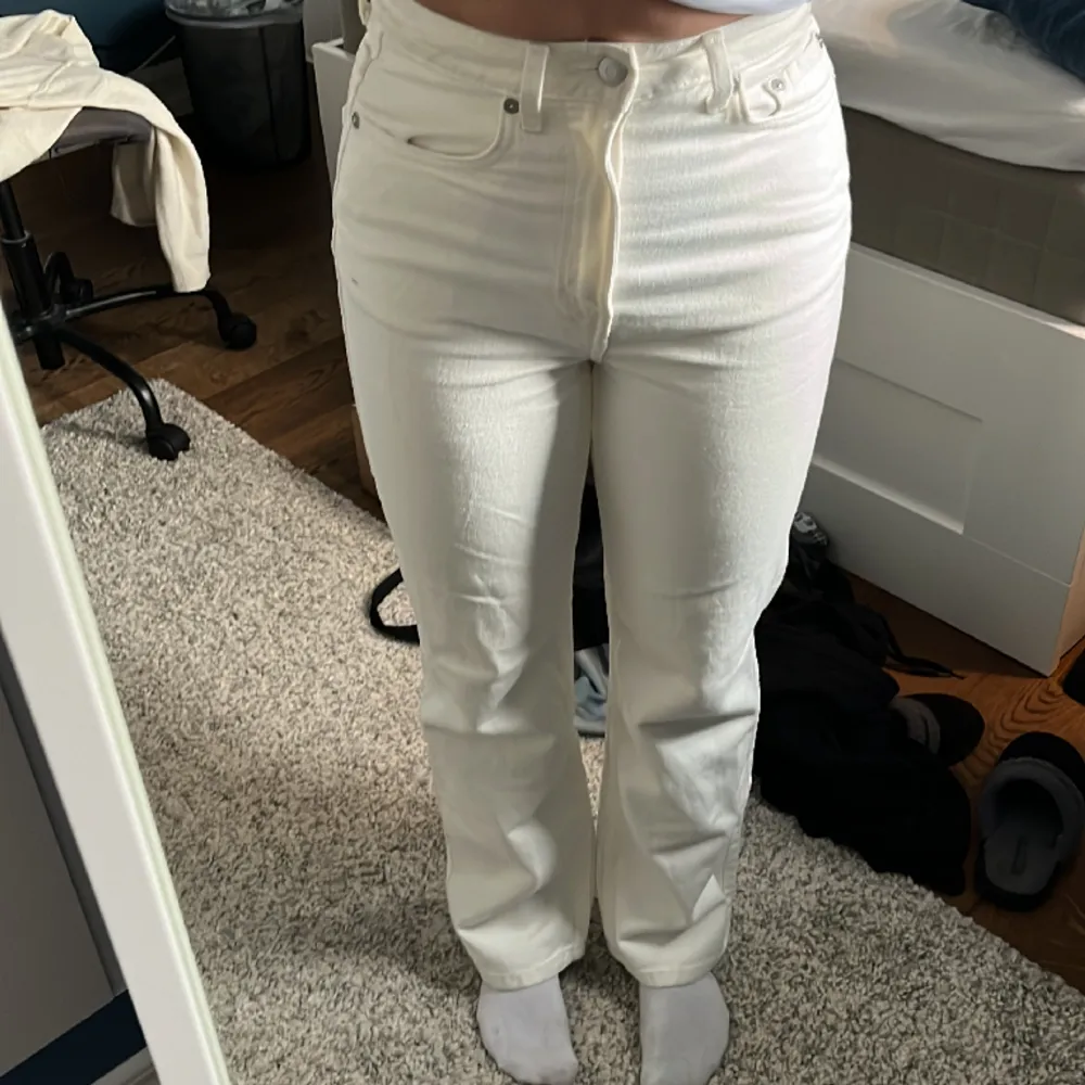 Oanvända vita jeans från weekday i storlek 25/30, modellen rowe. Aldrig använda!. Jeans & Byxor.