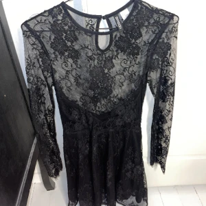 Svart spetsklänning - Svartspetsklänning strl 34 från H&M
