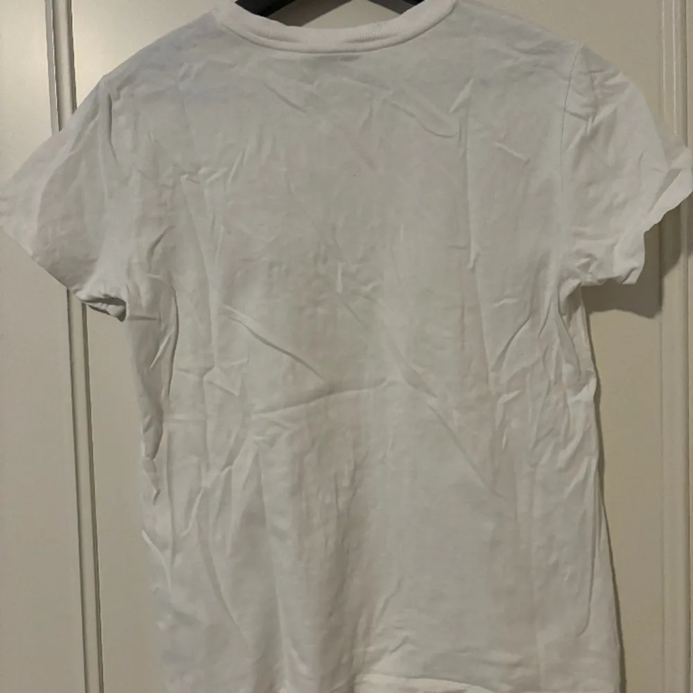 Säljer min moschino tröja storlek xs passar även s  Ny pris 1100kr mitt pris 500kr  Pris kan diskuteras . T-shirts.