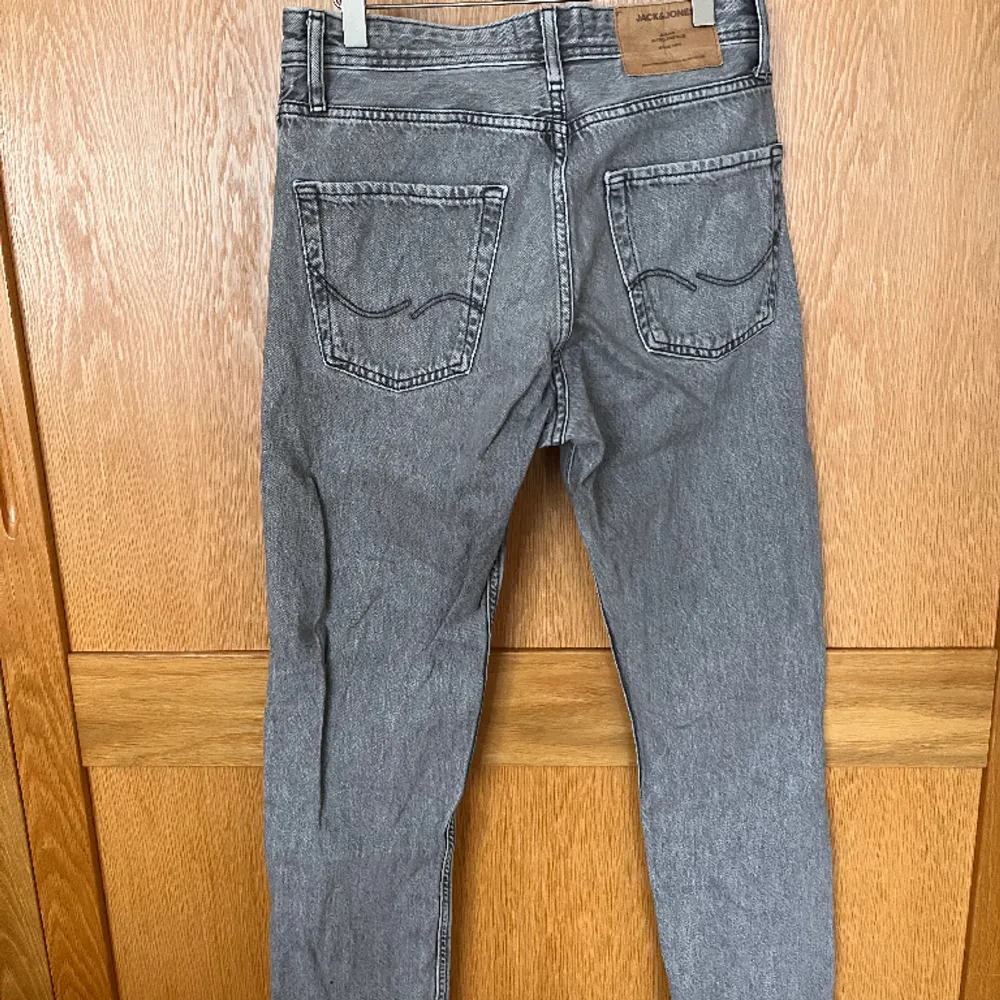 Säljer dessa feta loose fit jeans eftersom att de har blivit för små för mig Model: Chris loose fit Storlek : midja 28                Längd 32    . Jeans & Byxor.