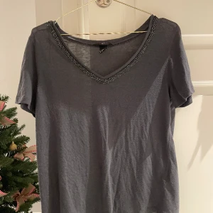 T-shirt  - Så unik som tyvärr är lite stor!!! 