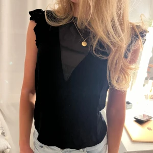 Topp✨✨ - Så snygg topp med volang! Inga defekter! Storlek M men sitter som S