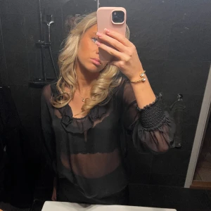 Blus zara - Helt ny! Använd en gång på nyår! Volanger bak i ryggen också!!! Sååå snygg 