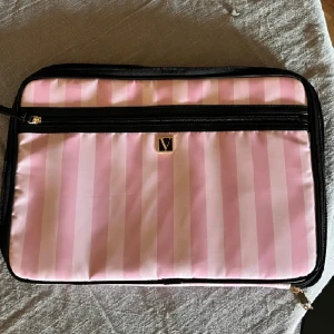 Victoria secret datorfodral  - Säljer detta sjukt fina Victoria secret datorfodral. Det är inprincip oanvänt! Finns fack där inne som gör att man både kan ha datorn o anteckningsböcker mm i. Längden: 36 cm o bredden: 25 cm så perfekt för skoldatorn💕💕