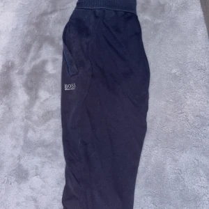 Hugo Boss - Ny hugo boss mjukisbyxa ca 170-175 mörkblåa