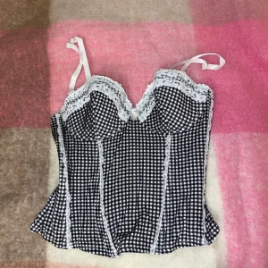 Korsett top - Super söt top med korsett detaljer, från HM och är i mycket gott skick! Står 36, men skulle säga att den passar 34💓