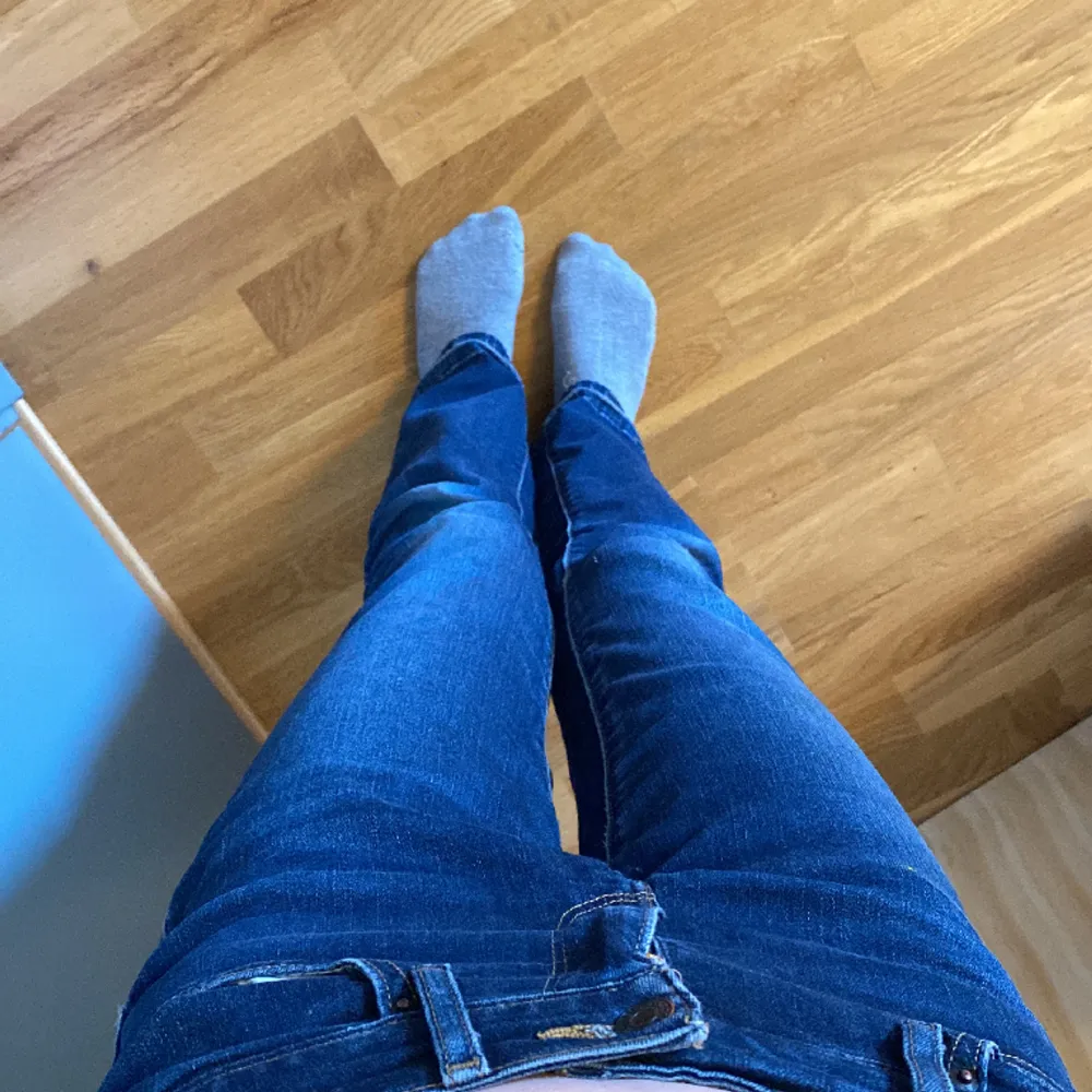 Lågmidjade bootcut jeans från Levis. Super fina men de har lite slitage på rumpan (se bild 3) Är uppsprätttade nertill så de passar någon som är ungefär 160-168 cm. Vill bli av med fort därav priset. 💗. Jeans & Byxor.